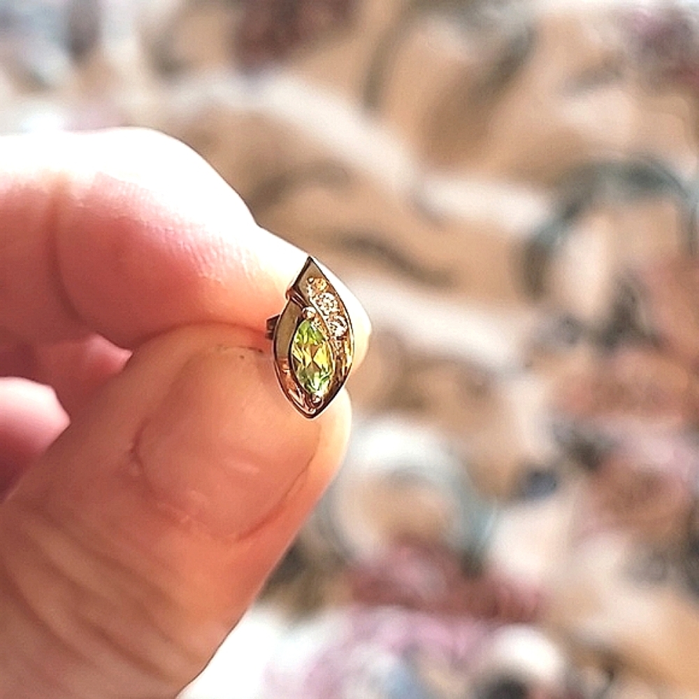 10kt gold genuine peridot earrings